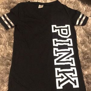 black pink t-neck shirt